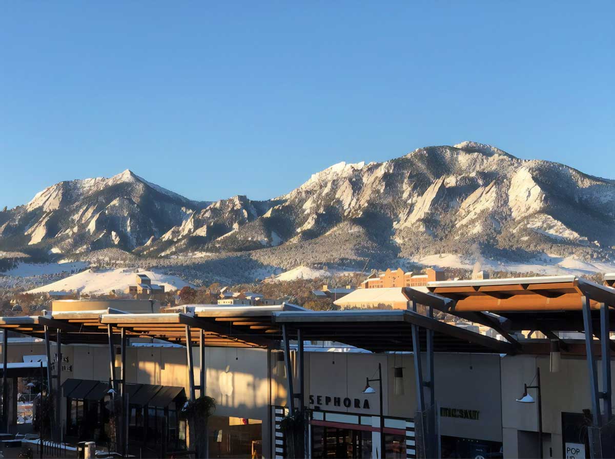 Shopping with a mountain view at Twenty Ninth Street